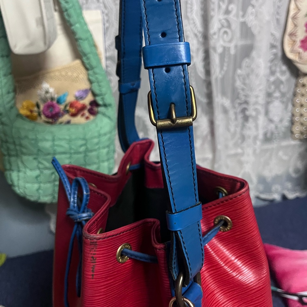 Louis Vuitton EPI Noe Red and Toledo Blue Bucket Bag - Picture 13 of 14